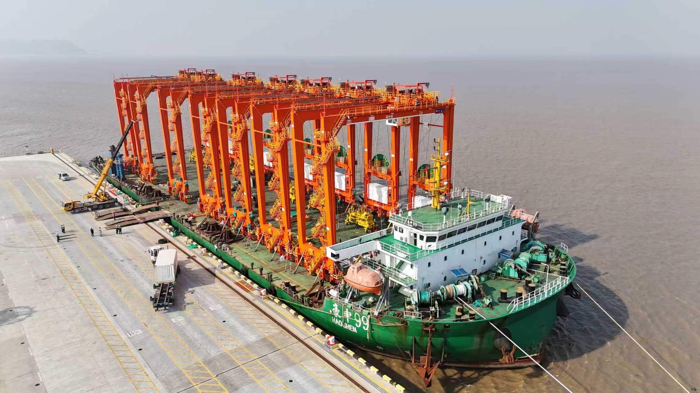 7790必发集团集团首批远控自动化龙门吊到港